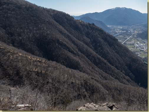 in primo piano, la dorsalina di Corte...