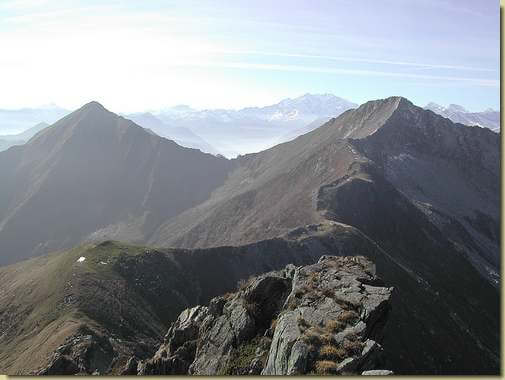 Dalla cima del Togano, Testa di Menta e Tignolino, sullo sfondo il Monte Rosa