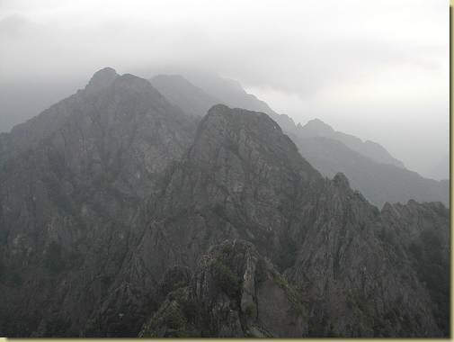 dalla Cima Corte Lorenzo - al centro il Torrione di Bettola e il Pizzo delle Tre Croci, in primo piano la quota 1.505 m.